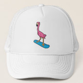 Flamingo als Snowboarder met Snowbaord Trucker Pet (Voorkant)