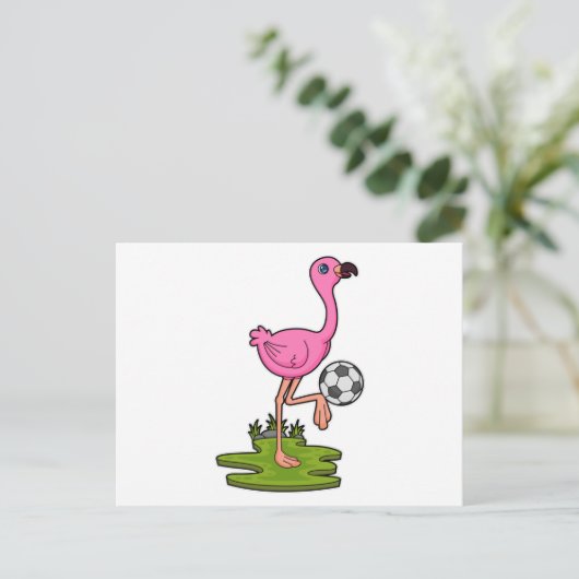 Flamingo als voetballer met voetbal briefkaart (Staand voorkant)
