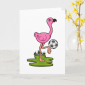 Flamingo als voetballer met voetbal kaart (Gele Bloem)
