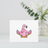 Flamingo bij yoga in kleermakerszit briefkaart (Staand voorkant)
