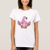 Flamingo bij Yoga in kruispoten T-shirt (Voorkant)