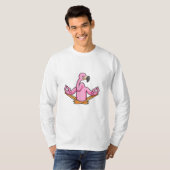 Flamingo bij Yoga in kruispoten T-shirt (Voorkant volledig)