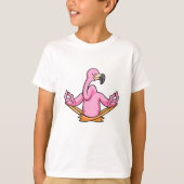 Flamingo bij Yoga in kruispoten T-shirt (Voorkant)