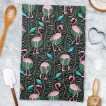 Flamingo Birds 20s Deco Ferns Pattern Black Green Theedoek<br><div class="desc">Dit elegante flamingo vogelpatroon decoratief ontwerp wordt gemaakt in een retro 20s Art Deco stijl. De lichtroze flamingos rusten tegen een achtergrond die fern schijfjes in vette kleuren en geometrische rechthoekige vormen in schaduwen van blauwgroen groen / turquoise blauw omvat, allemaal op een achtergrond van zwart. Dit originele, gestileerde ontwerp...</div>