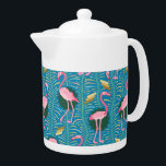 Flamingo Birds 20s Deco Ferns Pattern Blue Gold Theepot<br><div class="desc">Dit elegante flamingo vogelpatroon decoratief ontwerp wordt gemaakt in een retro 20s Art Deco stijl. De lichtroze flamingos rusten tegen een achtergrond die fern schijfjes in vette kleuren en geometrische rechthoekige vormen in gouden tinten omvat, allemaal op een achtergrond van blauw. Dit originele, gestileerde ontwerp is perfect voor iedereen die...</div>