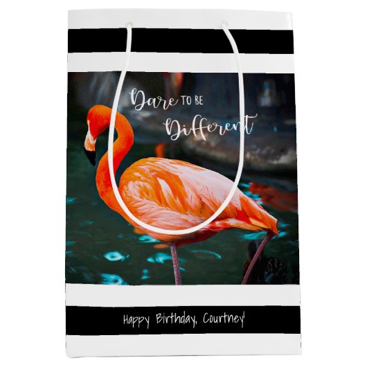 Flamingo Black White Stripes Script Naam Modern Medium Cadeauzakje (Voorkant)