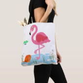 Flamingo die een vis in een vijver waarneemt tote bag (Dichtbij)