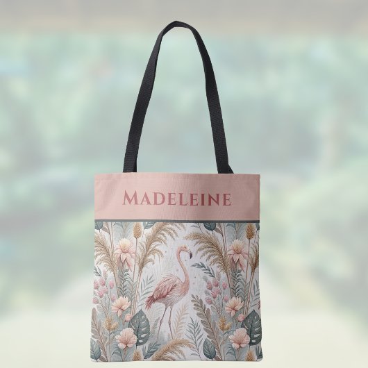 Flamingo en gebladerte in stoffige roze en salie tote bag