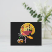 Flamingo | Flamingo Riding Broom Pumpkin Halloween Aankondigingskaart (Staand voorkant)