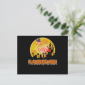 Flamingo Flamingoween Funny Witch Halloween Aankondigingskaart (Staand voorkant)