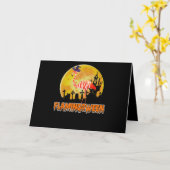 Flamingo| Flamingtussen Funny Witch Halloween Kaart (Gele Bloem)