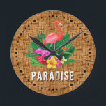 Flamingo Floral Paradise Ronde Klok<br><div class="desc">Een roze flamingo,  tropische bloemen en bladeren op geweven vlechtjes printpatroon en het woord PARADISE maakt een stijlvolle zomermuurklok. Punten in onze winkel koppelen.</div>
