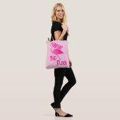 Flamingo heet roze geometrisch wat de kudde roze tote bag (Op model)