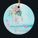 Flamingo Jewel Beach Floral  Keramisch Ornament<br><div class="desc">Een bloemboeket bovenop juwelen met sprankelende sterren op een iconische achtergrond aan zee. Er zijn twee iconische roze flamingo's, waarvan één een juweel ketting draagt. Alles is uitgebalanceerd op een achtergrond van de oceaanscène om het ontwerp te verlichten. Een perfecte flamingo liefhebbers cadeau. Wijzig eenvoudig de informatie voor uw eigen...</div>