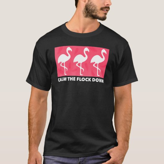 Flamingo kalm de klok op de roze vogelzomer t-shirt (Voorkant)