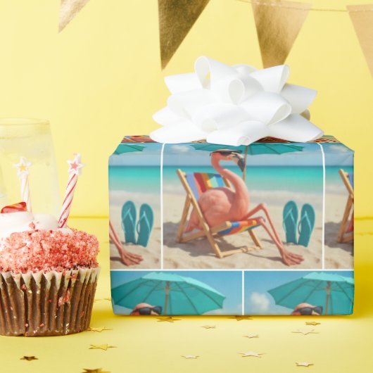 Flamingo loungen op een strandstoel cadeaupapier (Verjaardagsfeest)