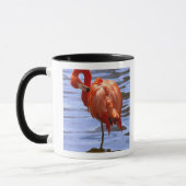 Flamingo op één been in het water mok (Links)