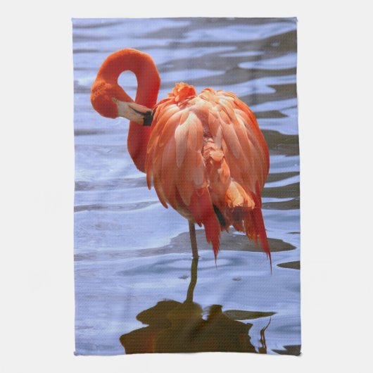Flamingo op één been in het water theedoek (Verticaal)