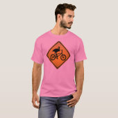 Flamingo op fietswaarschuwingsbord t-shirt (Voorkant volledig)