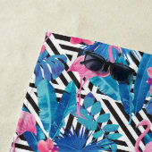 Flamingo & Palms op Geometrisch Patroon Strandlaken (In situ)