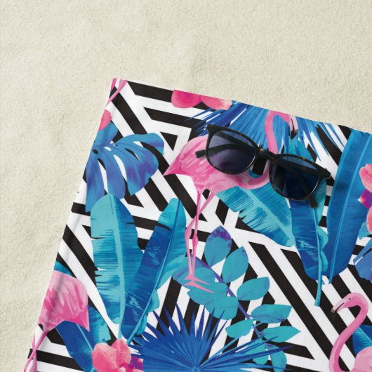 Flamingo & Palms op Geometrisch Patroon Strandlaken (In situ)