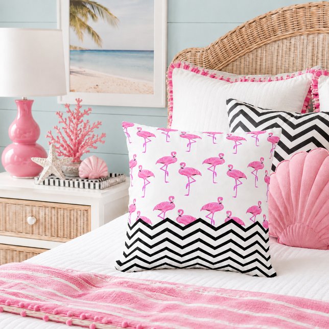Flamingo Patroon met Chevron Strepen Kussen (Pink flamingos and black white zigzag chevron stripes pattern throw pillow in feminine girls room)