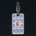 Flamingo patroon van aanbesteding | Monogram Bagagelabel<br><div class="desc">Vogels |Flamingo patroon op lichtblauw. © en ® Bigstock® - Alle rechten voorbehouden.</div>