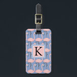Flamingo patroon van aanbesteding | Monogram Bagagelabel<br><div class="desc">Vogels |Flamingo patroon op lichtblauw. © en ® Bigstock® - Alle rechten voorbehouden.</div>