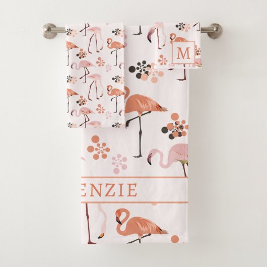 Flamingo Pink Coral Name Monogram Bad Handdoek (Insitu)
