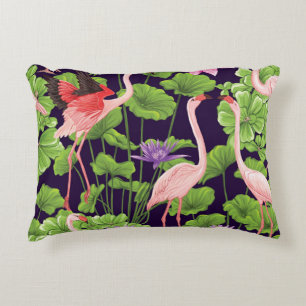 Flamingo, planten, zwarte achtergrond. accent kussen