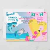 Flamingo & shark siblings verjaardaguitnodiging. kaart (Voorkant)