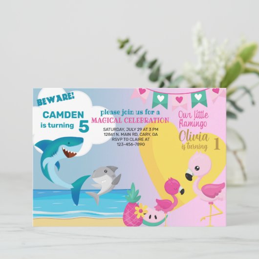 Flamingo & shark siblings verjaardaguitnodiging. kaart (Staand voorkant)