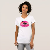 Flamingo Silhouette op kleurrijke roze strepen T-shirt (Voorkant volledig)