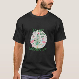 Flamingo springt rond de kerstboomverlichting t-shirt