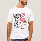 Flamingo staat er met zijn been overheen t-shirt (Voorkant)