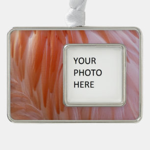 Flamingo-veren in roze tinten verzilverd omlijst ornament