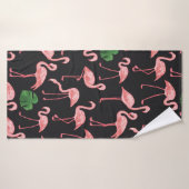 flamingo vogel met monstera palmbladeren patroon. badhanddoek (Badhanddoek)