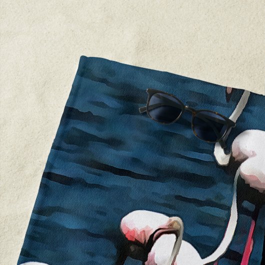 Flamingo vogels in roze en wit op inkwell blauw strandlaken (In situ)