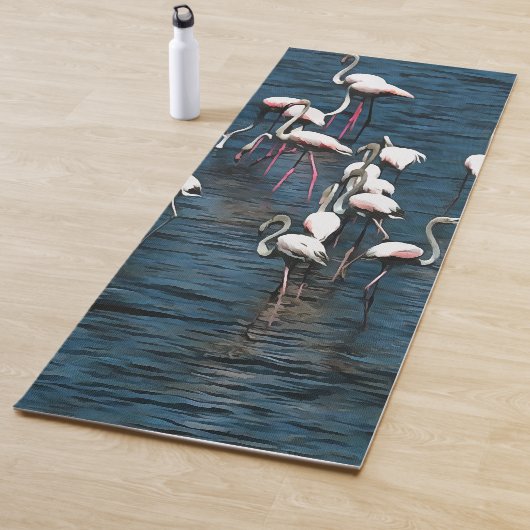 Flamingo vogels in roze en wit op inkwell blauw yogamat (In situ)