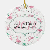 Flamingos en Palm Trees Eerste kerstmonogram Keramisch Ornament (Voorkant)