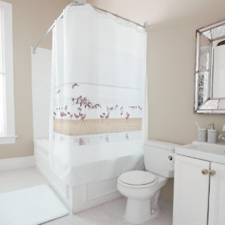 Flamingos lopen en vliegen naar het strand. douchegordijn