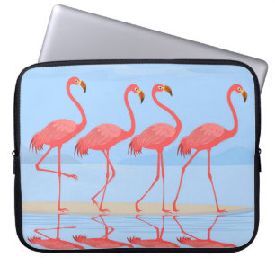 Flamingvogel die op het strand loopt tijdens het z laptop sleeve