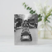 Flapper Driving Pedal Car, 1924 Briefkaart (Staand voorkant)