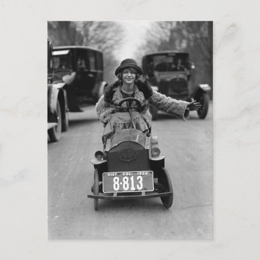Flapper Driving Pedal Car, 1924 Briefkaart (Voorkant)