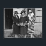Flapper Girls, Cloche Petten 1920s Briefkaart<br><div class="desc">Mooie foto van de mode van 1920 met prachtige uitziende petten en met bont gesneden jassen.  Twee van de meisjes in het  afbeelding dragen een pet van het type flap.</div>