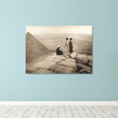 Flapper Girls Sunrise Khufu Pyramid, Egypte 1920 Canvas Afdruk (Insitu (Houten vloer))
