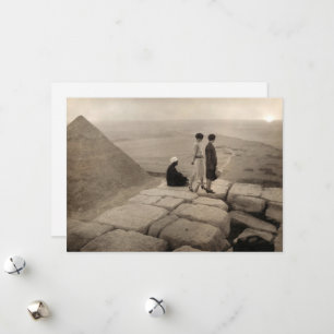 Flapper Girls Sunrise Khufu Pyramid, Egypte 1920 Feestdagenkaart