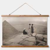 Flapper Girls Sunrise Khufu Pyramid, Egypte 1920 Hangend Wandkleed (Voorkant)