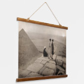Flapper Girls Sunrise Khufu Pyramid, Egypte 1920 Hangend Wandkleed (Gebogen)