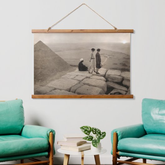 Flapper Girls Sunrise Khufu Pyramid, Egypte 1920 Hangend Wandkleed (Woonkamer)